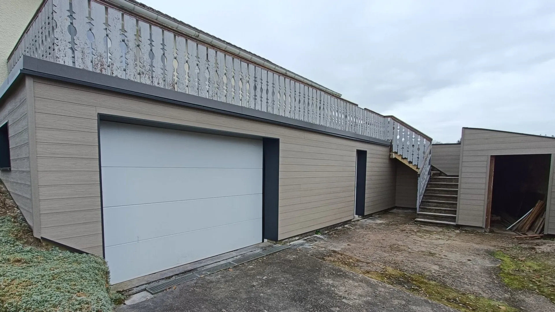 Garage moderne avec escalier extérieur