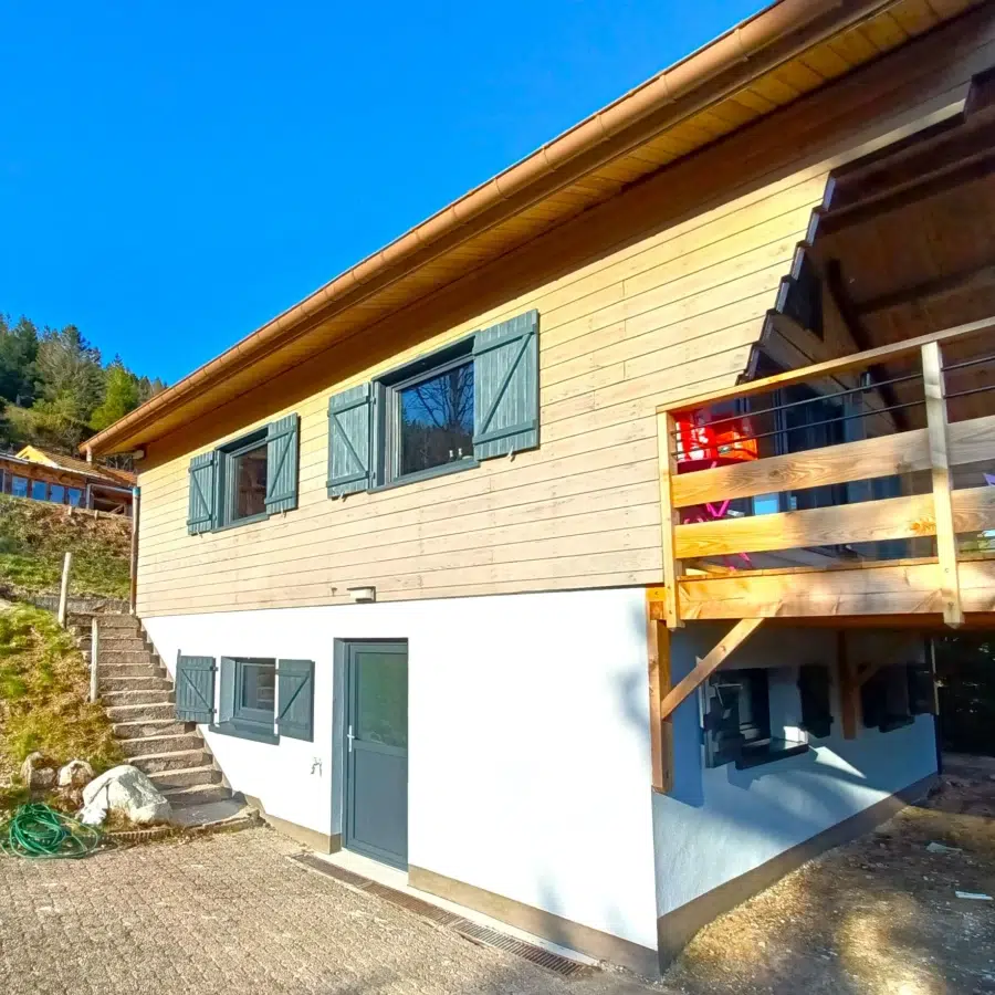 Maison en bois avec balcon ensoleillé