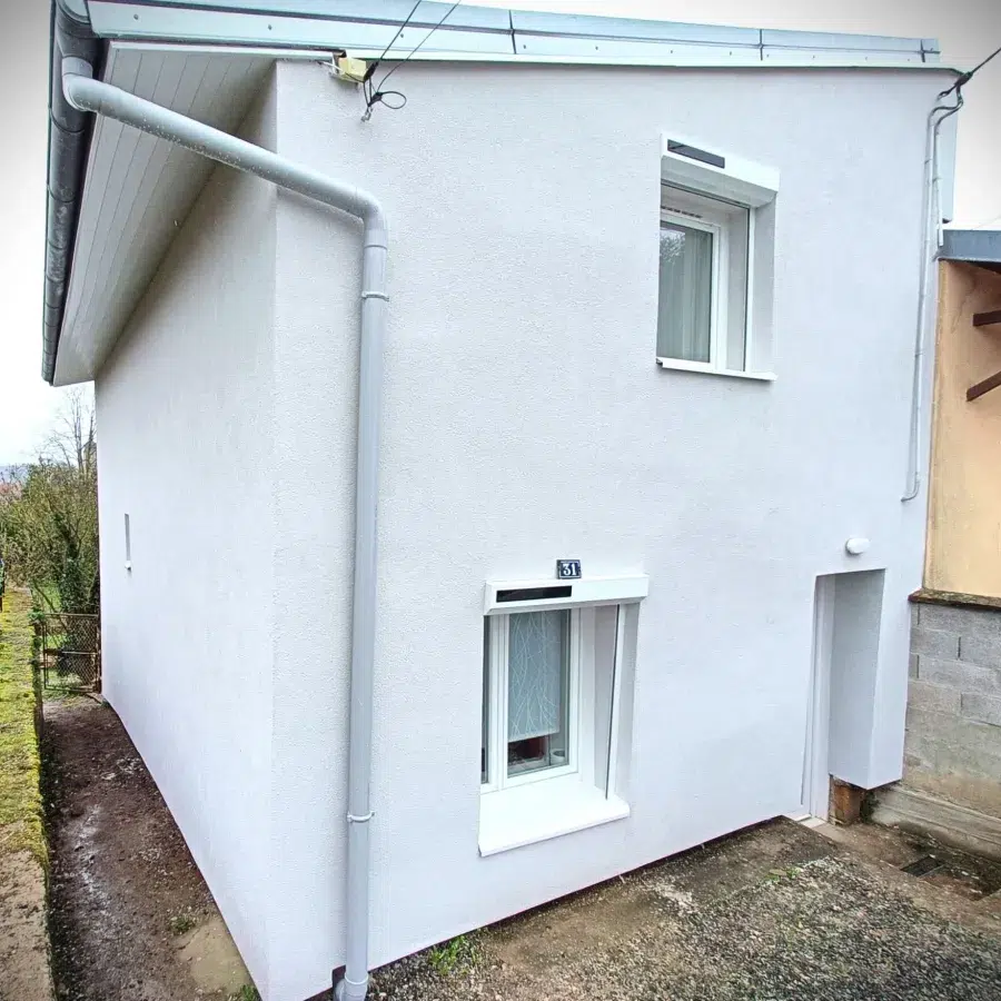Petite maison blanche moderne