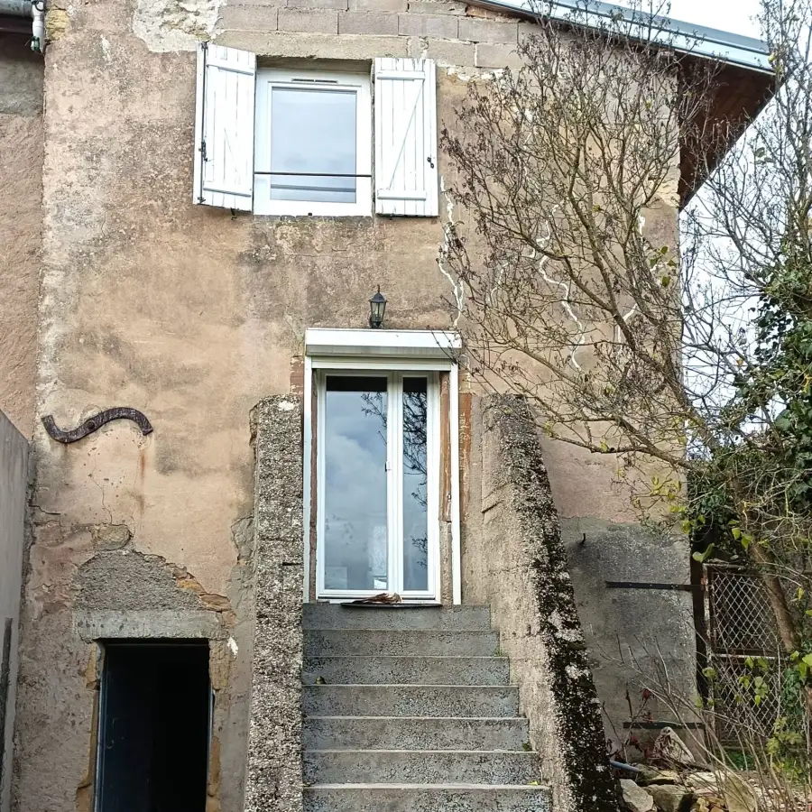 Maison ancienne avec escalier extérieur